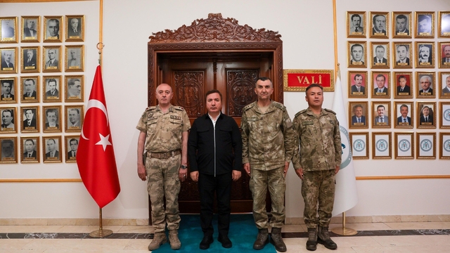 Vali Aydoğdu, komutanları makamında ağırladı