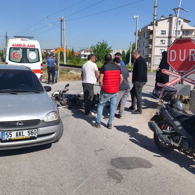 Kütahya'da otomobile çarpan motosikletin sürücüsü yaralandı