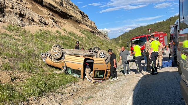 Erzincan'da devrilen hafif ticari araçtaki 6 kişi yaralandı