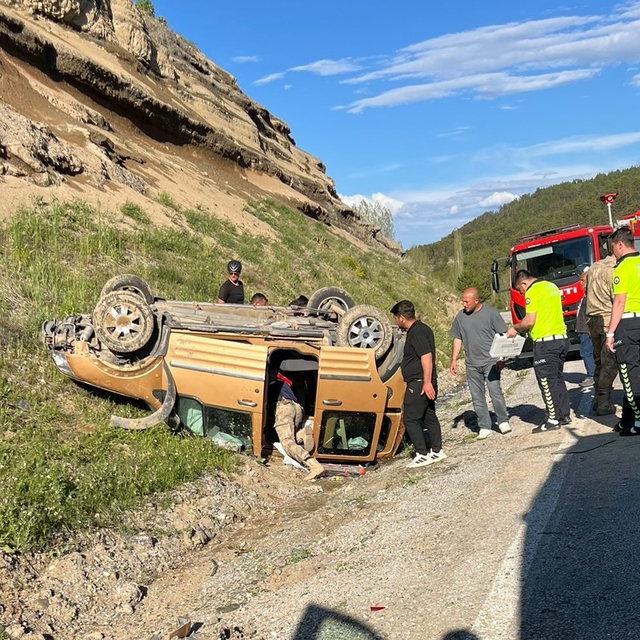 Erzincan'da devrilen hafif ticari araçtaki 6 kişi yaralandı