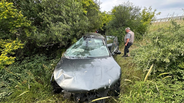 Ayvacık'ta şarampole devrilen otomobildeki 2 kişi yaralandı