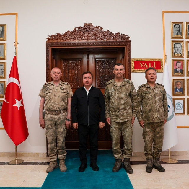 Vali Aydoğdu, komutanları makamında ağırladı