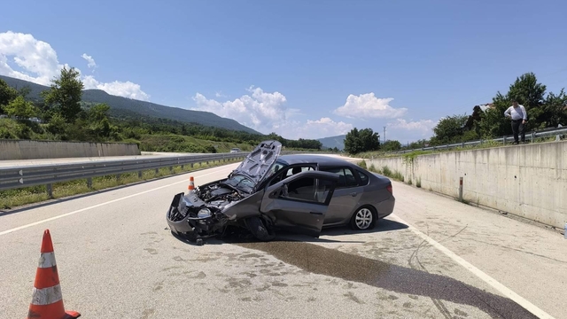 Kastamonu'da otomobil istinat duvarına çarptı: 2 yaralı