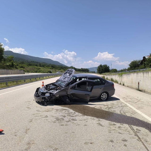 Kastamonu'da otomobil istinat duvarına çarptı: 2 yaralı
