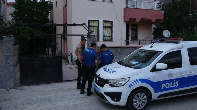 Uzaklaştırma kararı olan koca, çocuklarının gözü önünde eşini boynundan bıçakladı