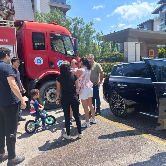 Çocuğu araç içerisinde kilitli kaldı, gözyaşlarına boğulan kadının yardımın...