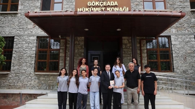Gökçeada'da Minik Kalemlerden Büyük Başarı: 34 Öğrencinin Eserleri Kitaplaştı