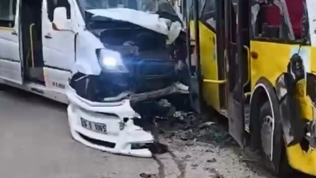 Bursa'da servis minibüsüyle özel halk otobüsü çarpıştı; 5 yaralı