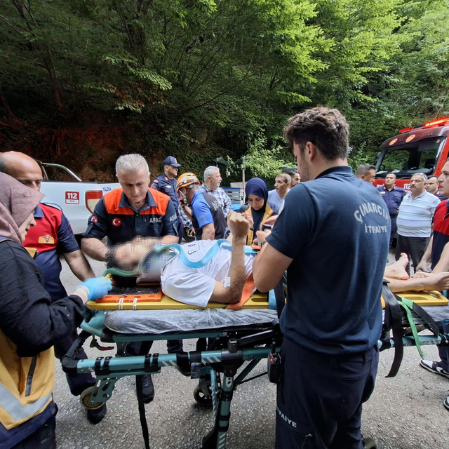 Vadiye düşen motosikletin sürücünü AFAD ekibi kurtardı