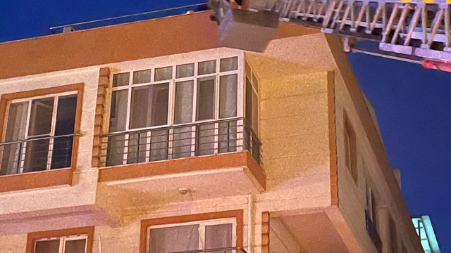 Lapseki'de 4 katlı apartmanda yangın: Çatıda mahsur kalan 4 kişi kurtarıldı
Dumandan etkilenen 6 kişi hastaneye kaldırıldı