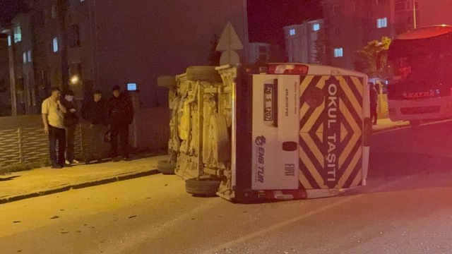 Otomobilin çarptığı işçi servisi yan yattı: 7 yaralı