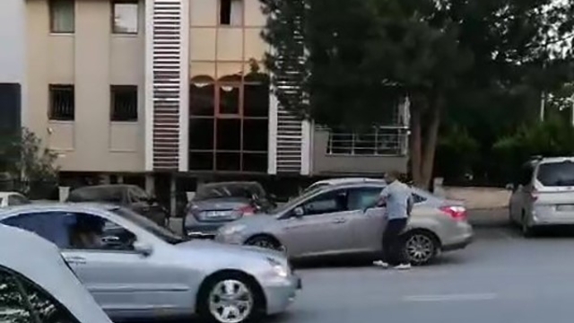 İki kadına kurşun yağdıran şüphelinin kaçış anları ortaya çıktı
Saldırgan, kendisini kayda alan vatandaşa "çekme" diyerek tepki gösterdi