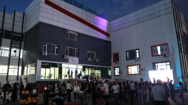 Diyarbakır'da 8'inci sınıf öğrenciler kep attı