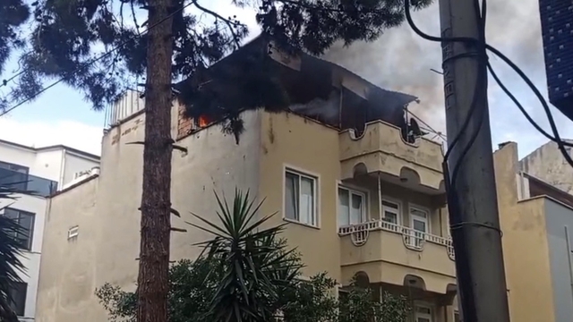 Çatı yangını mahallede paniğe neden oldu