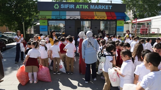 Kütahya'da Çevre Haftası'nda öğrencilerden doğaya destek