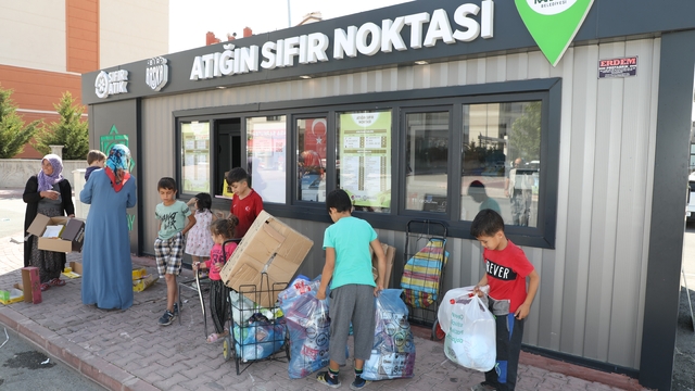 "Atığın Sıfır Noktası" ile 2 bin 668 ton atık geri dönüşüme kazandırıldı
Konya'nın Karatay Belediyesi'nin projesi ile 20 binden fazla ağacın kesilmesi önlenirken, geri kazanım süreci belediyeye 11 milyon 400 bin TL'nin üzerinde ekonomik katma değer sağladı, 33 milyon metreküp suyun kirletilmesi önlendi