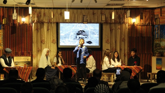 Bayburt'ta öğrencilerden şiir programı ve karma resim sergisi