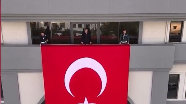 Osmaniye'de belediye personelinden ay-yıldızlılara moral videosu
