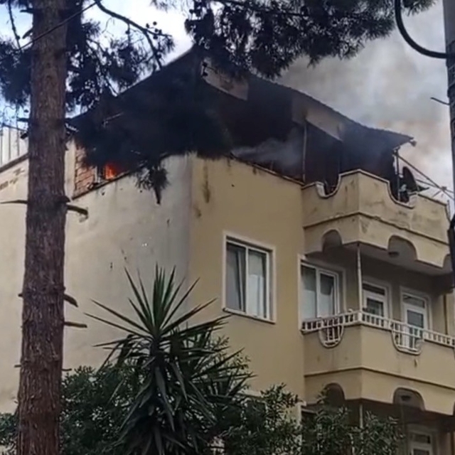 Çatı yangını mahallede paniğe neden oldu