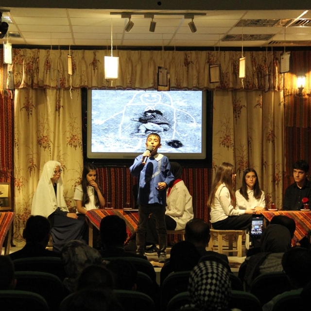Bayburt'ta öğrencilerden şiir programı ve karma resim sergisi