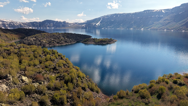 Nemrut Krater Gölü'nde turizm sezonu açıldı; eşsiz manzara ziyaretçileri bekliyor