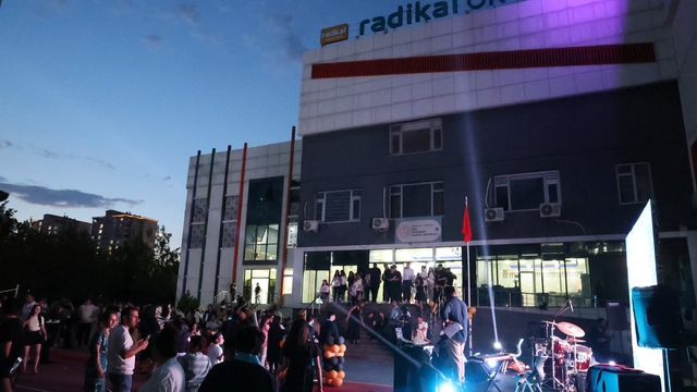 (Düzeltme) Diyarbakır'da 8'inci sınıf öğrencileri kep attı
