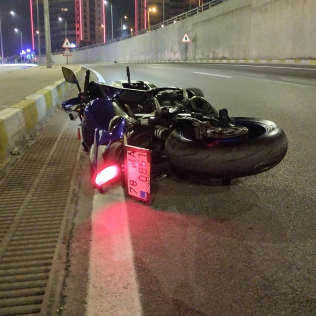 Karabük'te aydınlatma direğine çarpan motosikletteki 2 üniversite öğrencisi...