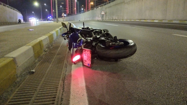Aydınlatma direğine çarpan motosikletteki 2 üniversite öğrencisi öldü