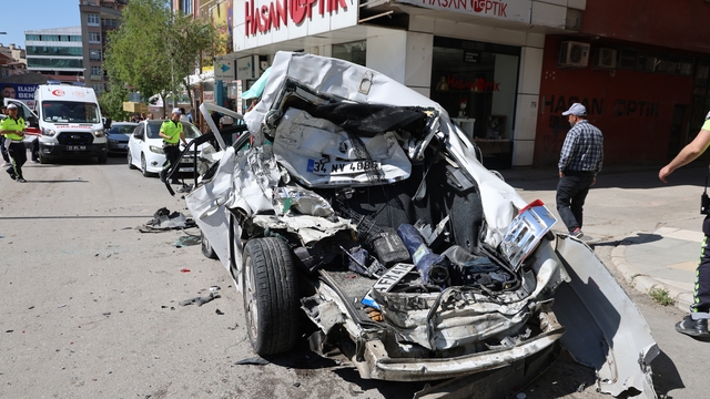 Freni patlayan kamyon caddeyi savaş alanına çevirdi: 10 araç zarar gördü, 5 yaralı
Kaza anı güvenlik kamerasına yansıdı