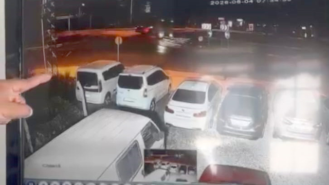 TIR'ın devrilip, 17 tona arpanın yola saçıldığı kaza güvenlik kamerasında