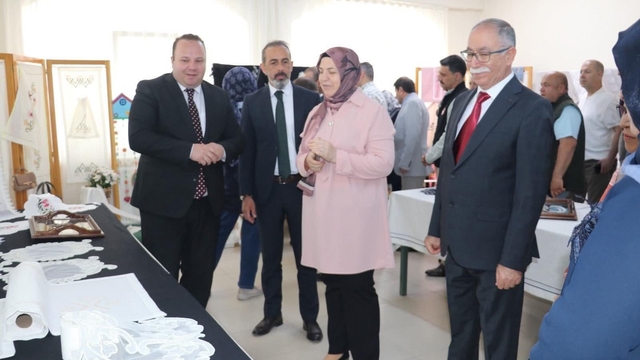 Şuhut Halk Eğitim Merkezinin yıl sonu sergisi büyük ilgi gördü