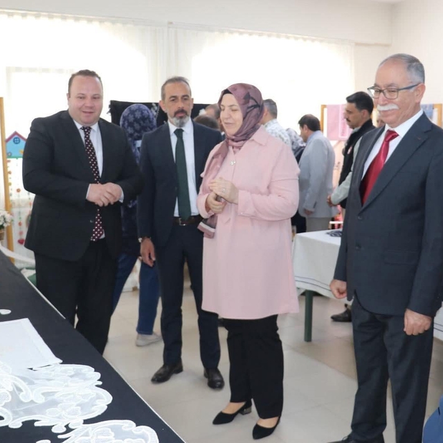 Şuhut Halk Eğitim Merkezinin yıl sonu sergisi büyük ilgi gördü