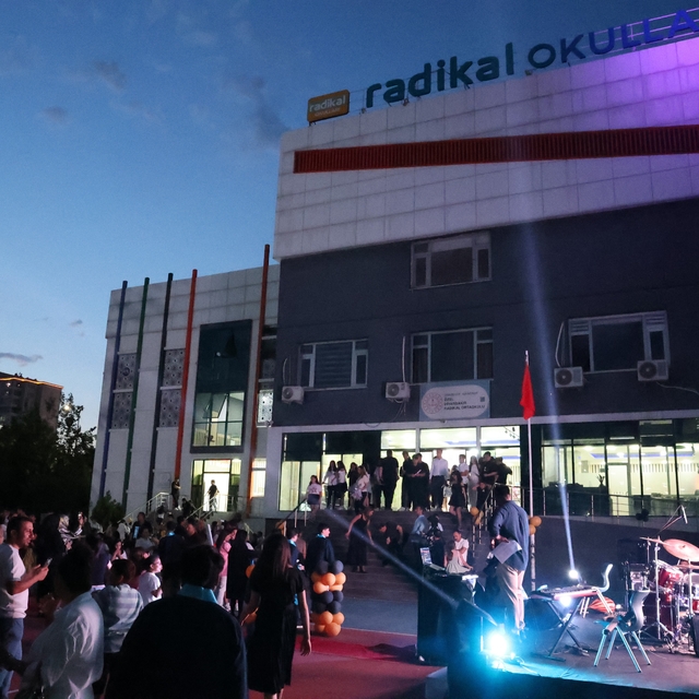 (Düzeltme) Diyarbakır'da 8'inci sınıf öğrencileri kep attı