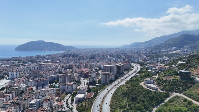 24 ilçede nüfusuyla ilk sırada olan Alanya ilçesinde il olma beklentisi
İl olması beklenen ilçeler tekrar gündeme geldi, liste başı ilçede heyecan yaşandı
ALTSO Başkanı Erdem: "Alanya'nın il olması bölgeyi rahatlatacak"