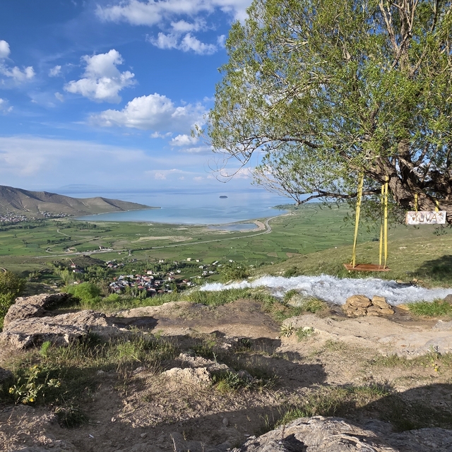 Van'ın koyları ve göl manzaralı mesire alanları doğaseverleri büyülüyor