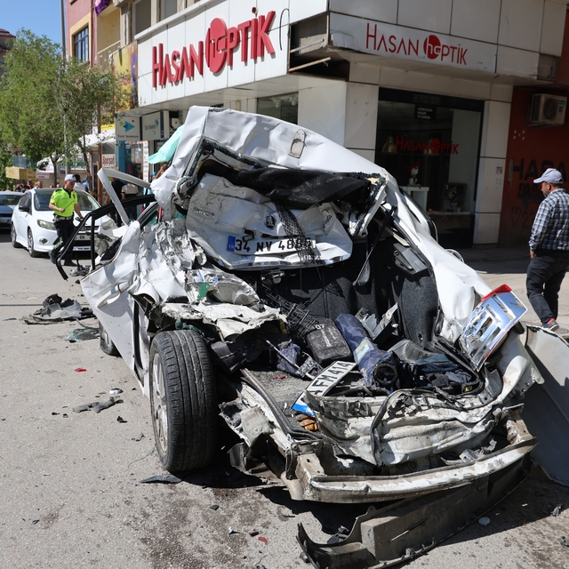 Freni patlayan kamyon caddeyi savaş alanına çevirdi: 10 araç zarar gördü, 5...
