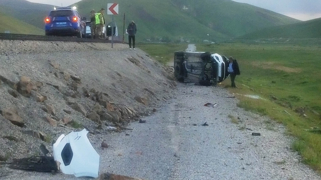 Van'da şarampole yuvarlanan kamyonetin sürücüsü yaralandı