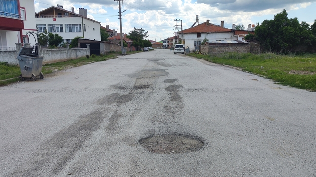 Bozuk yollar tepki çekti, mahalleli isyan etti