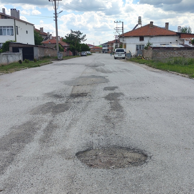 Bozuk yollar tepki çekti, mahalleli isyan etti