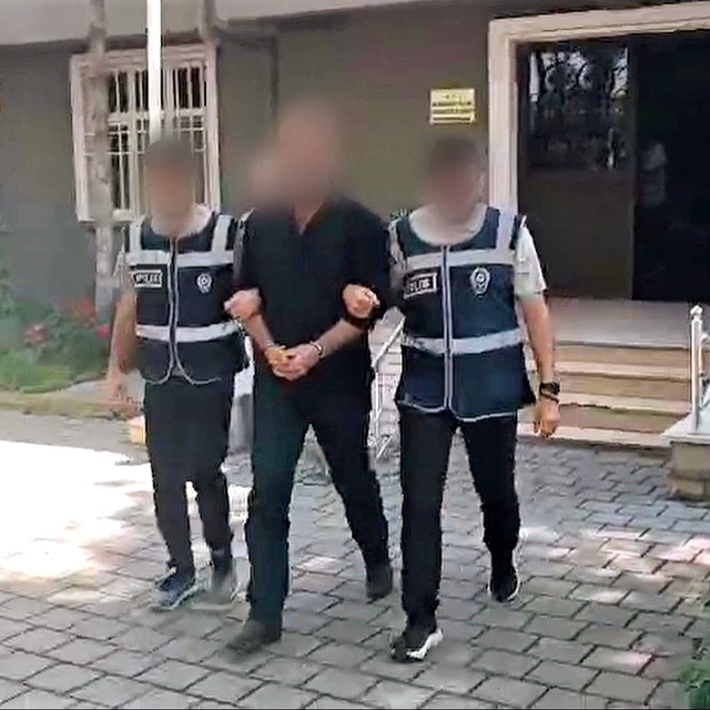 Batman'da 20 yıl kesinleşmiş hapis cezasıyla aranan firari trafik ekiplerin...