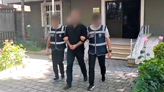 Batman'da 20 yıl kesinleşmiş hapis cezasıyla aranan firari trafik ekiplerine takıldı