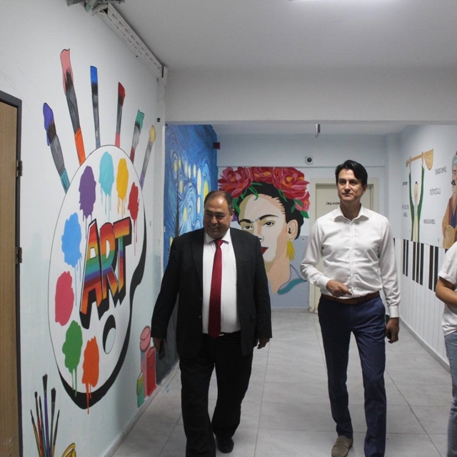 Köyceğiz'de okul duvarları renklendirildi