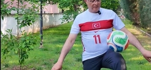 Kadınıyla erkeğiyle top sektirdiler, milli takıma moral verdiler