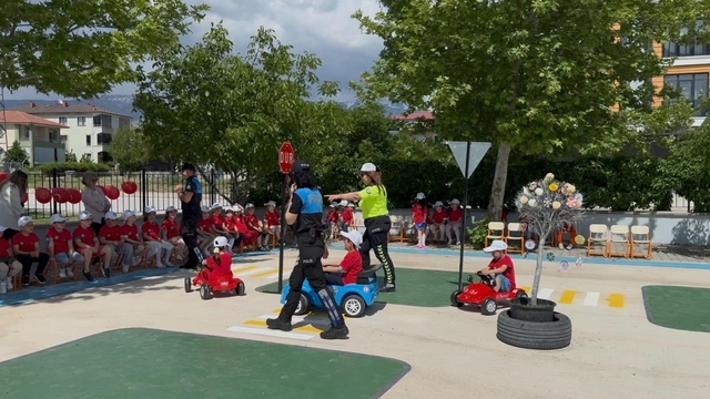 Miniklere uygulamalı trafik eğitimi