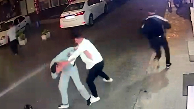 İki grup arasında sopa, tekme ve yumruklu kavga kamerada; 2 yaralı