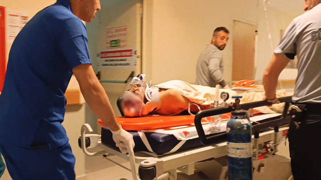 3 katlı inşaatta harç dökerken başına demir isabet eden işçi, ağır yaralandı