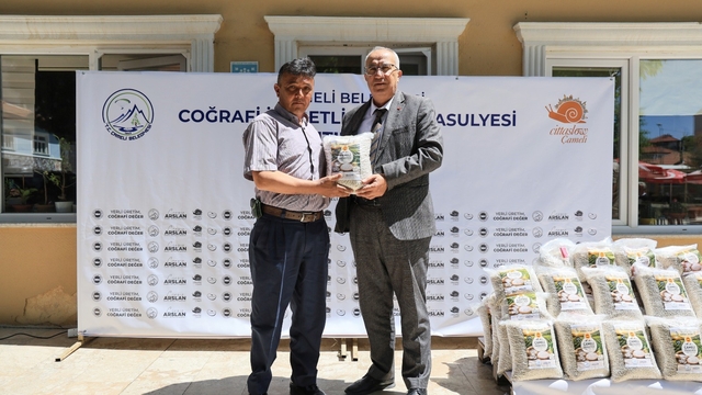 Başkan Arslan üretime destek için coğrafi işaretli Çameli fasulyesini çiftçiyle buluşturdu