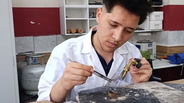 Kuyumcu çırağı yetiştiren lisenin öğrencileri sektörün gözdesi oldu
Geleceğin kuyumcuları bu okulda yetişiyor