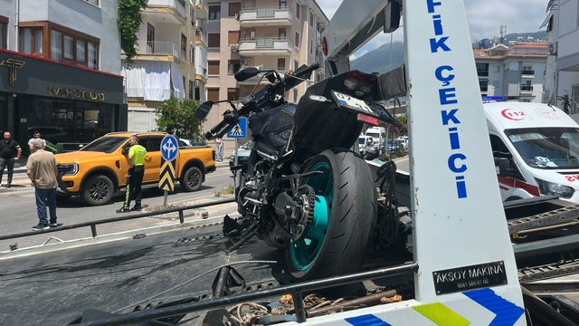 Alanya'da motosiklet ile otomobil çarpıştı: 1 yaralı