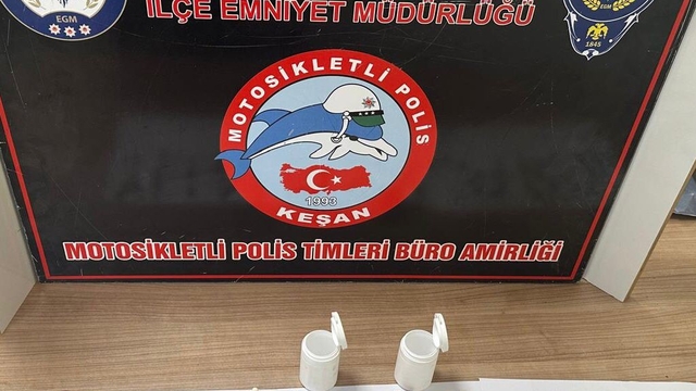 Ehliyetsiz plakasız motosiklet kullanırken üzerinde uyuşturucu çıktı
Uyuşturucu ile yakalanan ehliyetsiz sürücüye 128 bin TL ceza